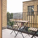 The East London Mile Place - Cosy 2Bdr Flat With Balcony