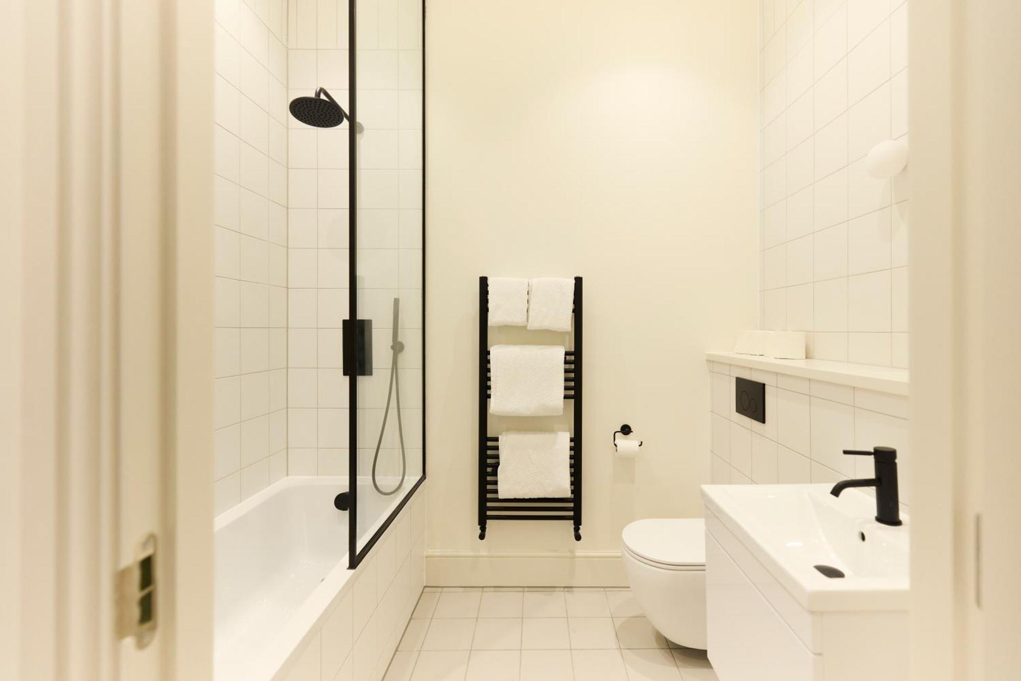 The East Mile Place - Cosy 2bdr Flat With Balcony Londra